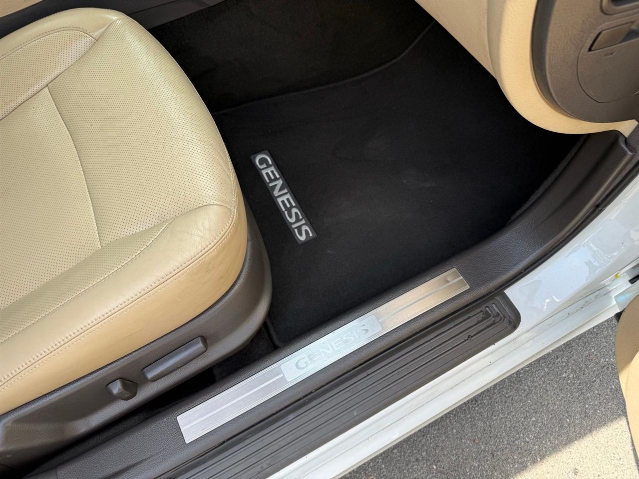 Hyundai Genesis  2012