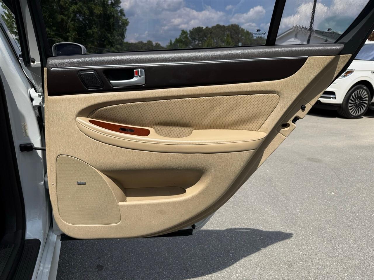 Hyundai Genesis  2012