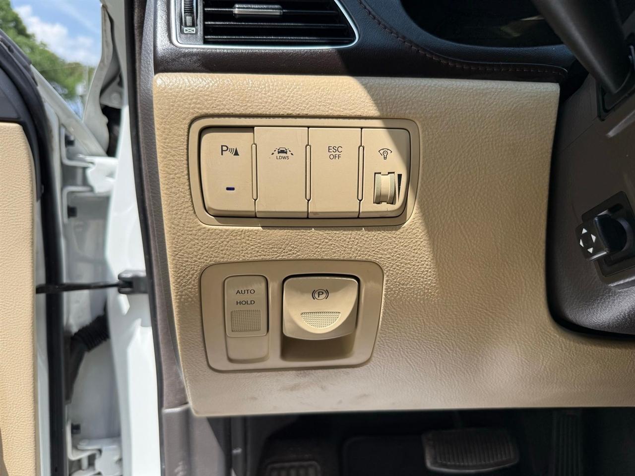 Hyundai Genesis  2012