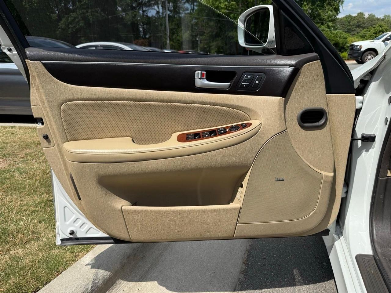 Hyundai Genesis  2012