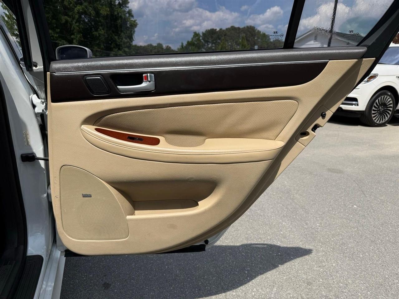 Hyundai Genesis  2012