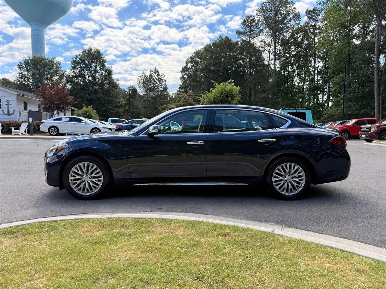 Infiniti Q70  2015