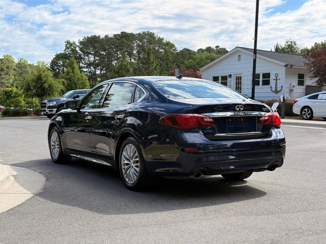 Infiniti Q70  2015