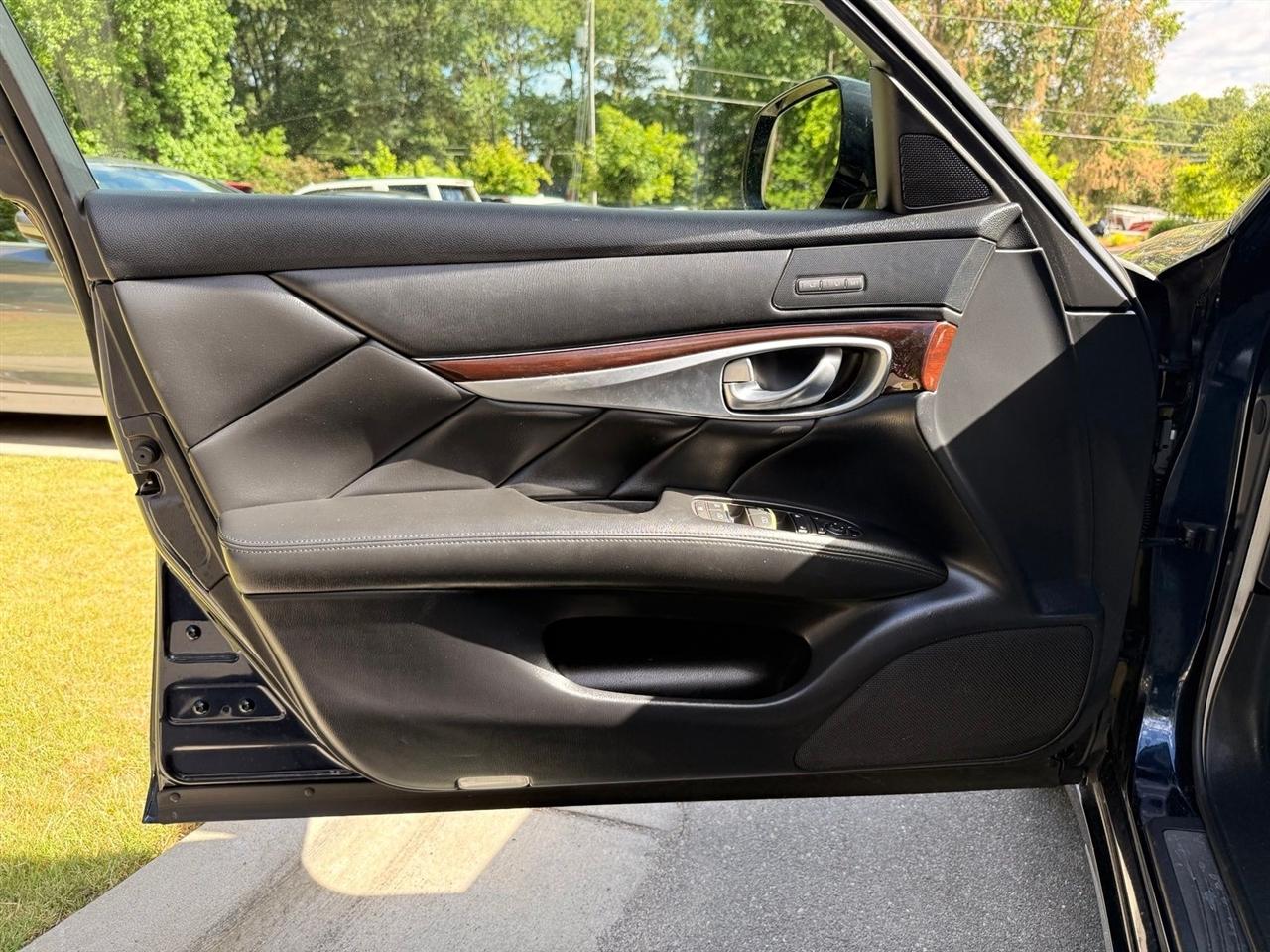 Infiniti Q70  2015