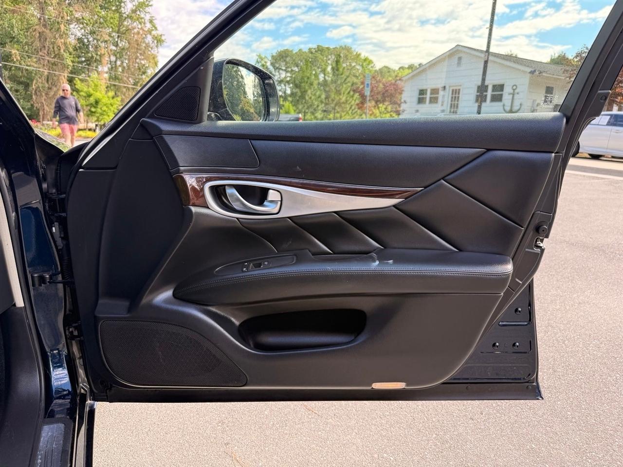 Infiniti Q70  2015