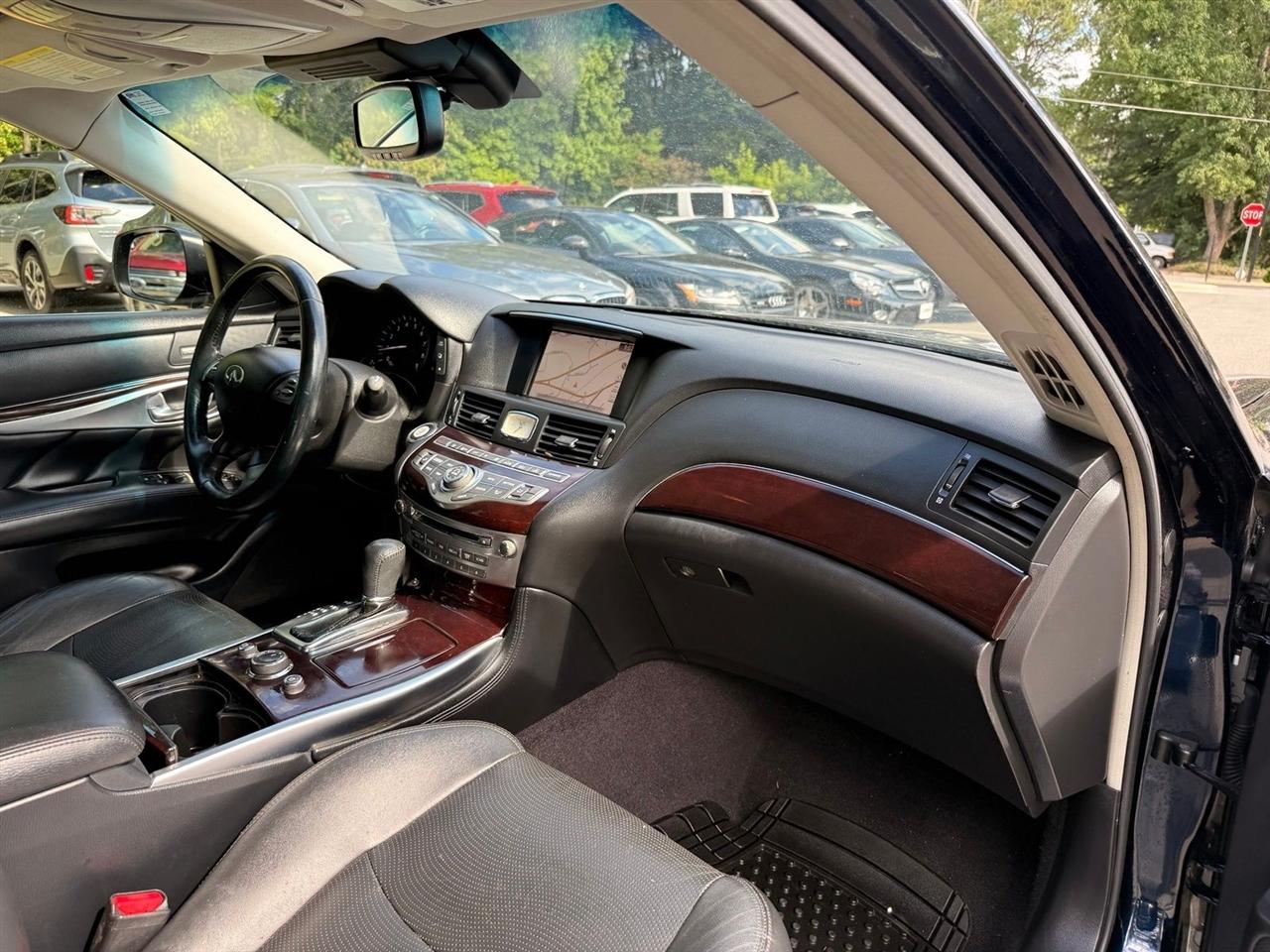 Infiniti Q70  2015