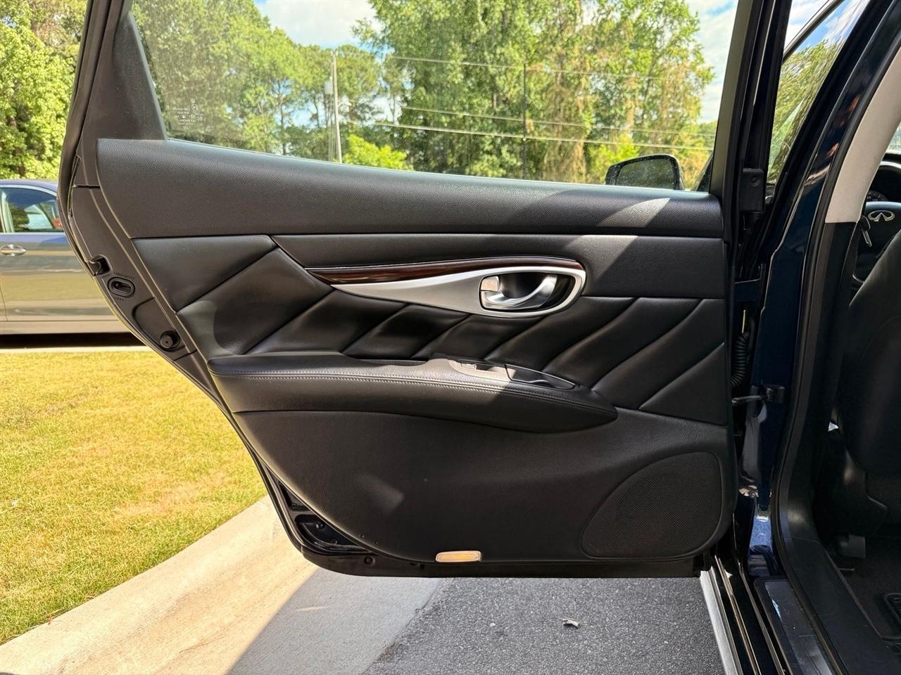 Infiniti Q70  2015