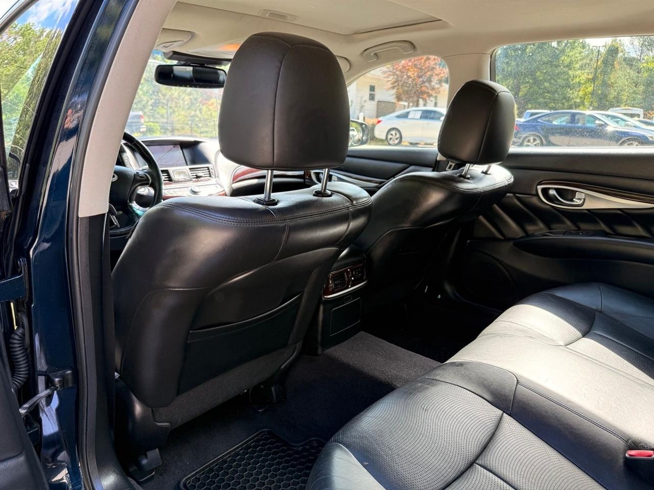 Infiniti Q70  2015