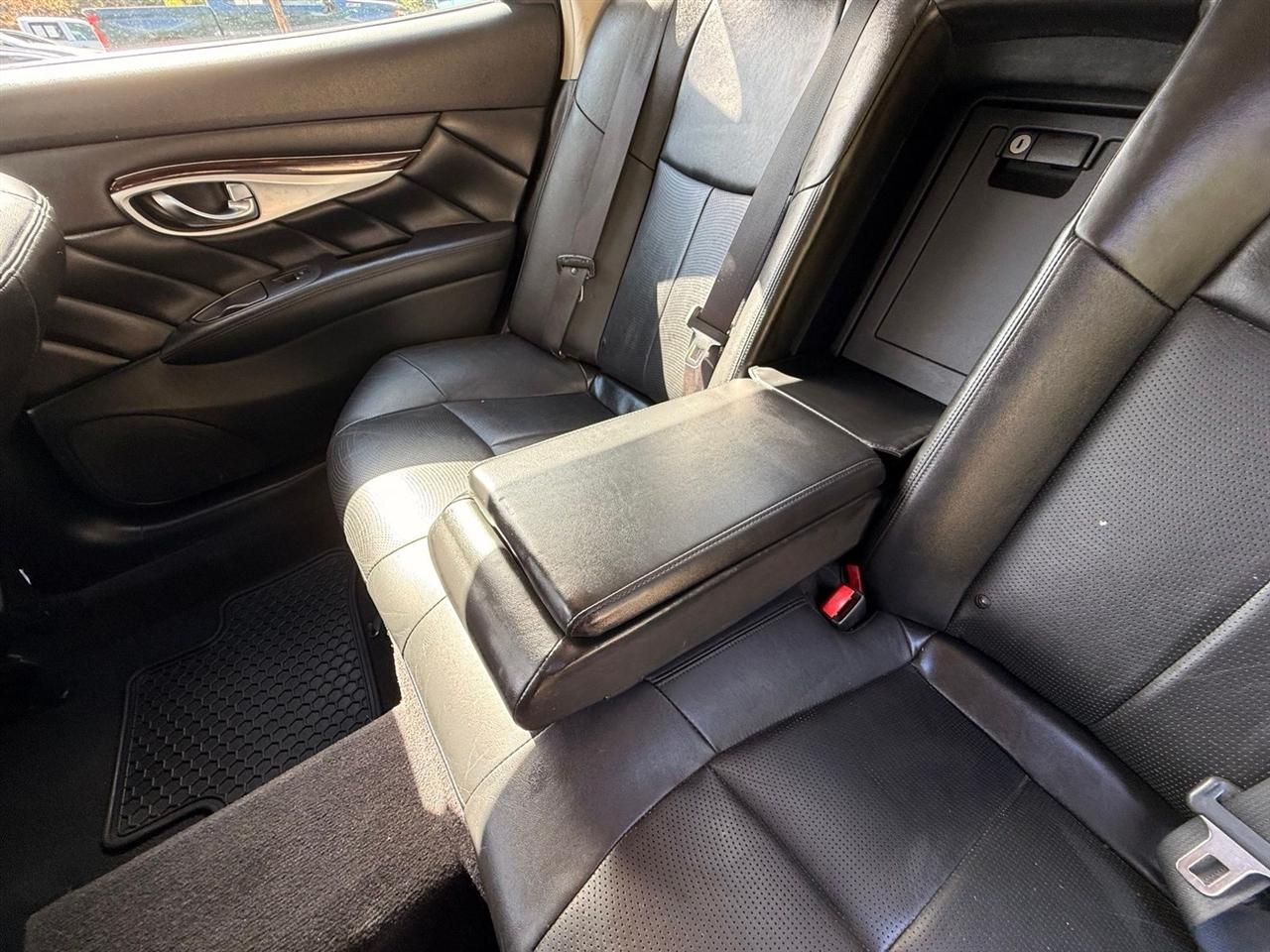 Infiniti Q70  2015