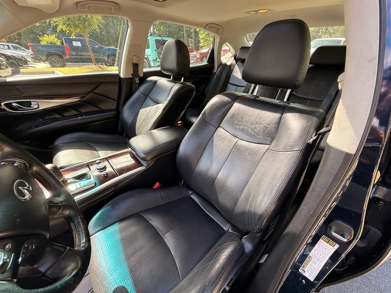 Infiniti Q70  2015
