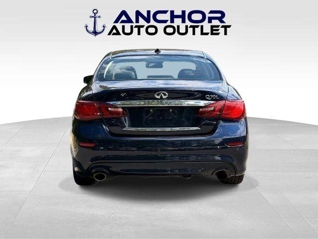 Infiniti Q70  2015