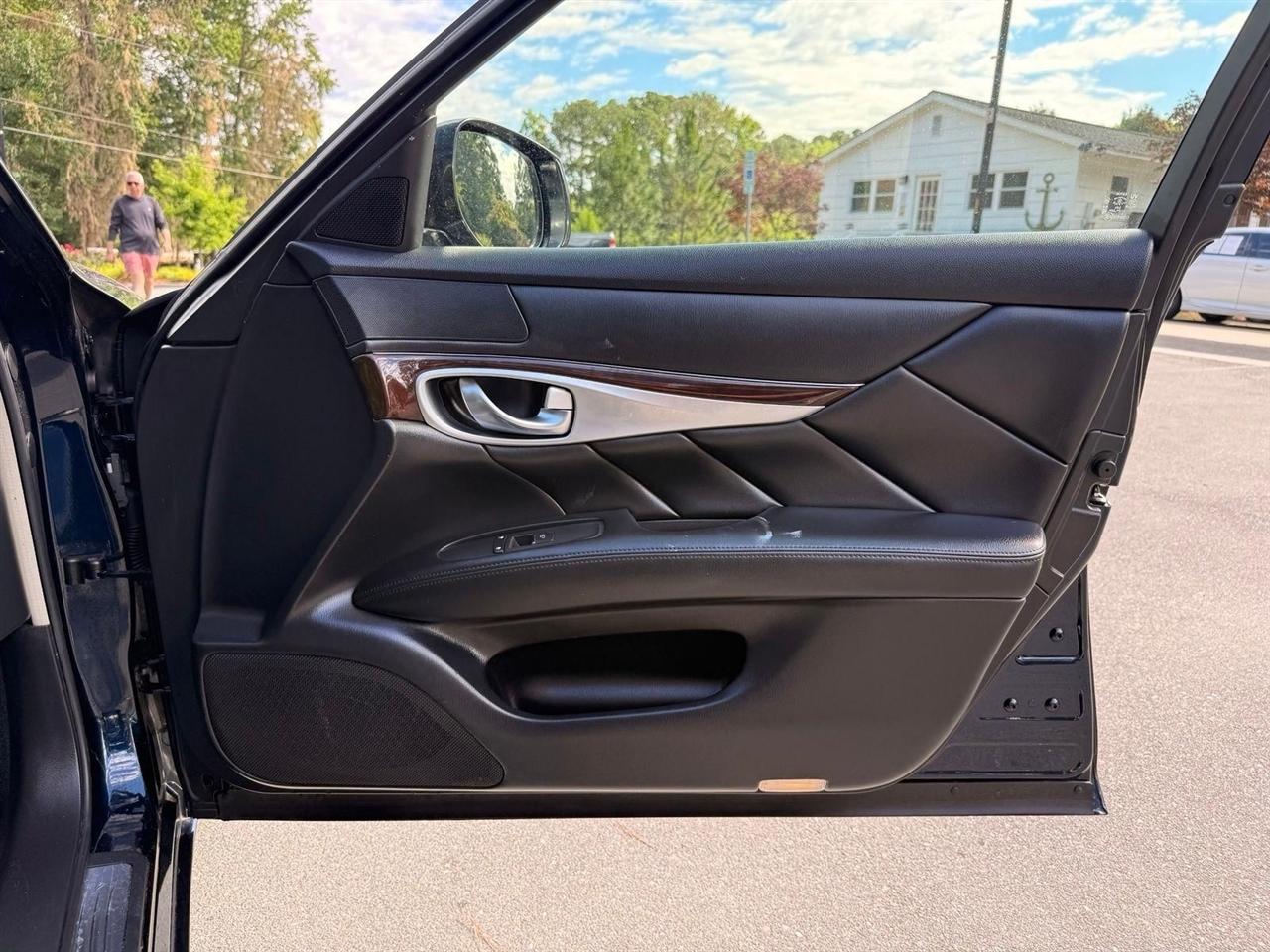 Infiniti Q70  2015