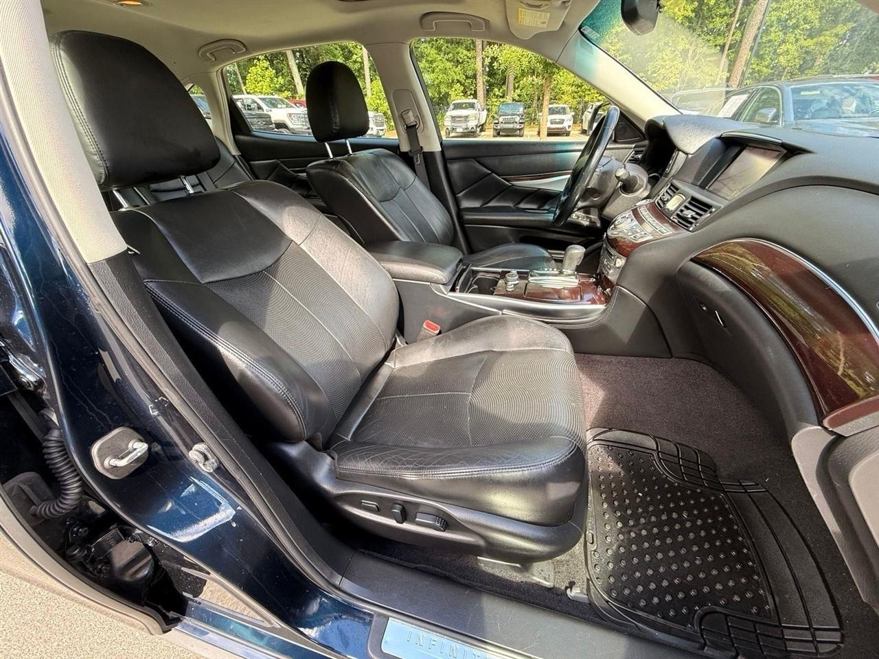 Infiniti Q70  2015