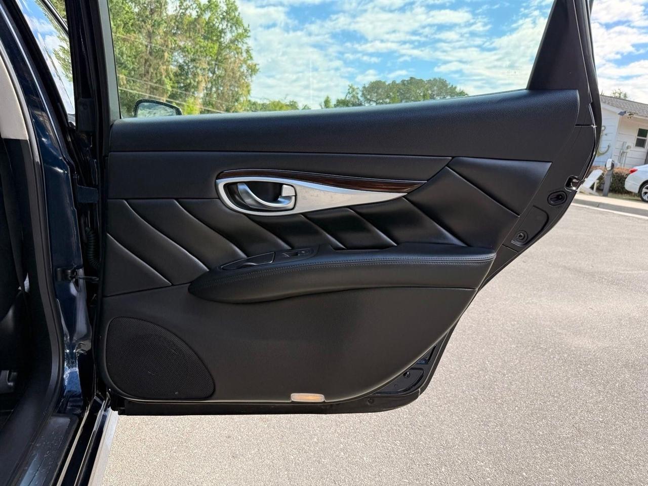 Infiniti Q70  2015