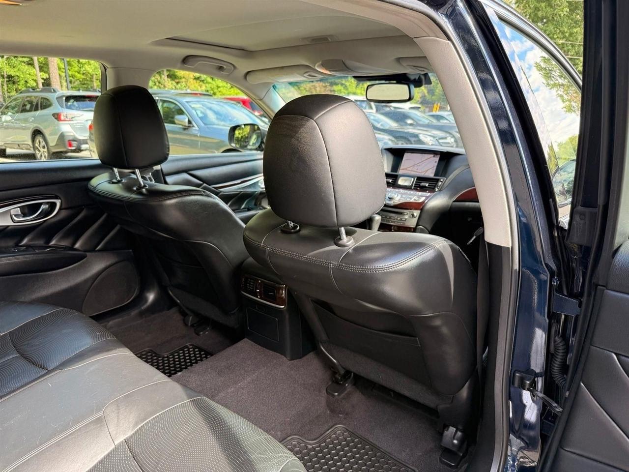 Infiniti Q70  2015