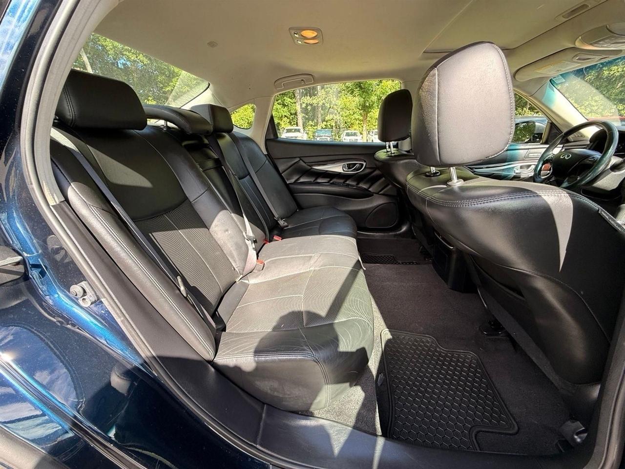 Infiniti Q70  2015
