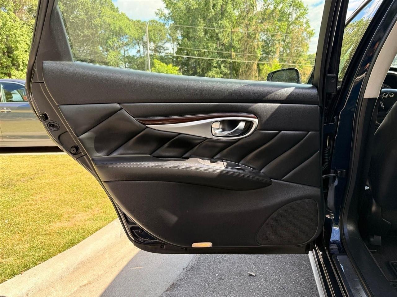 Infiniti Q70  2015