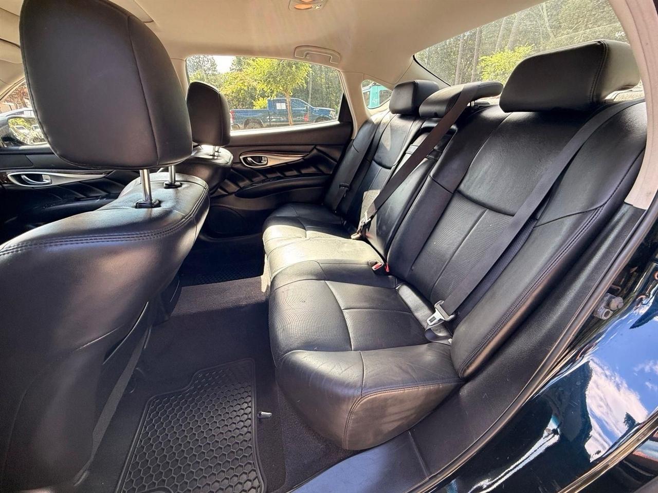 Infiniti Q70  2015