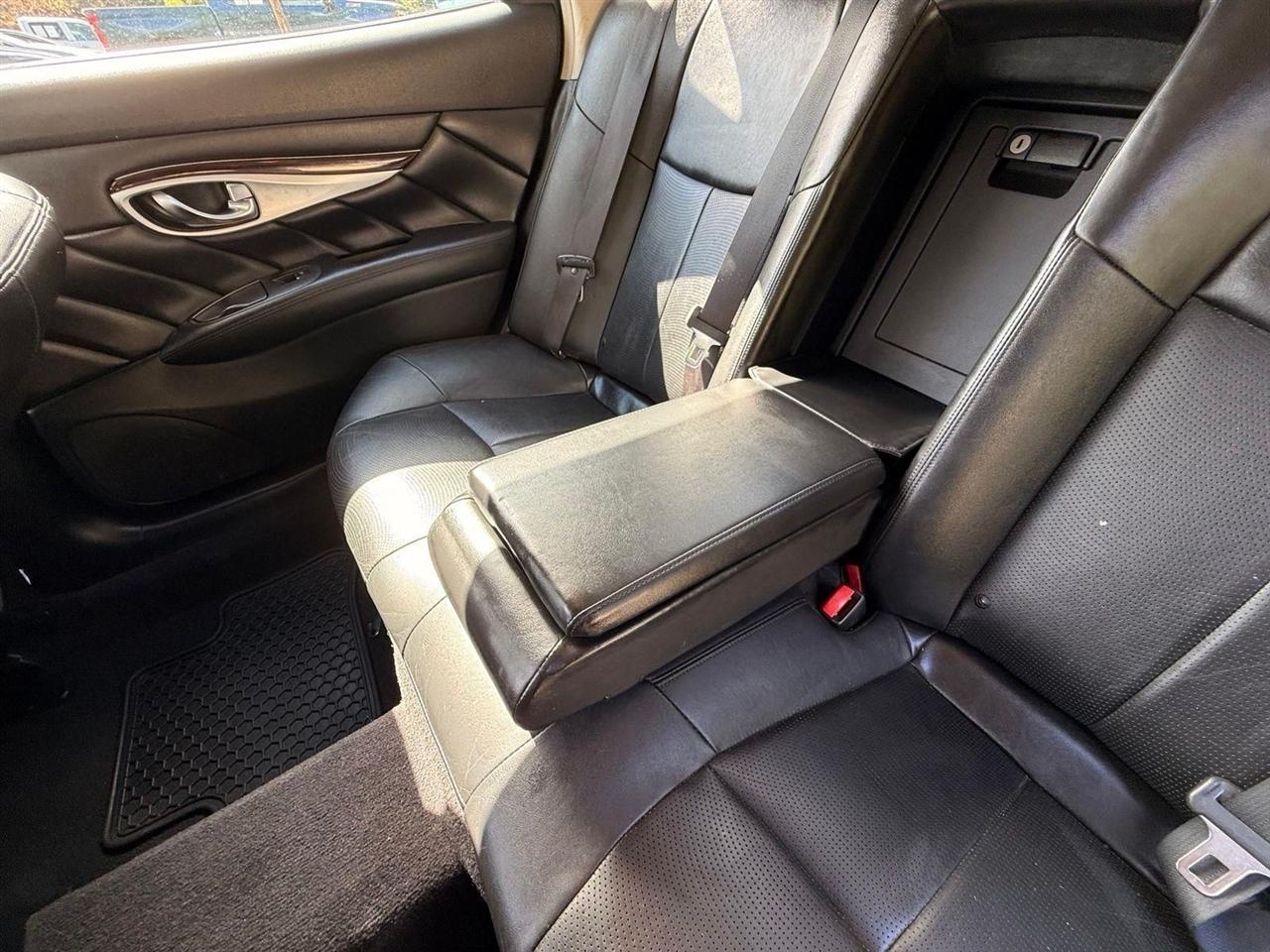 Infiniti Q70  2015