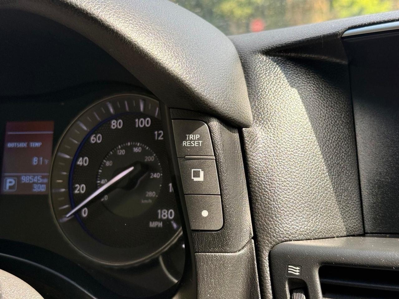 Infiniti Q70  2015
