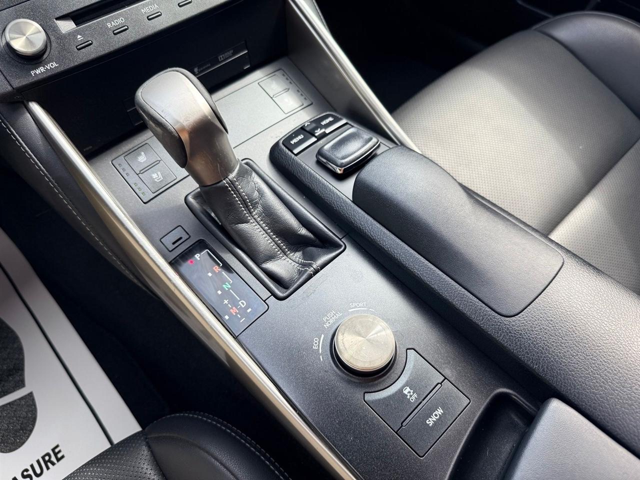 Lexus IS  2016