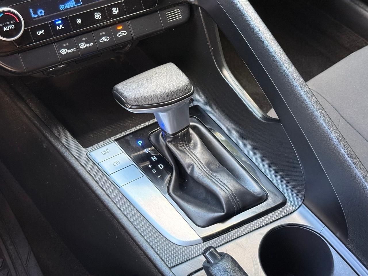 Hyundai Elantra  2021