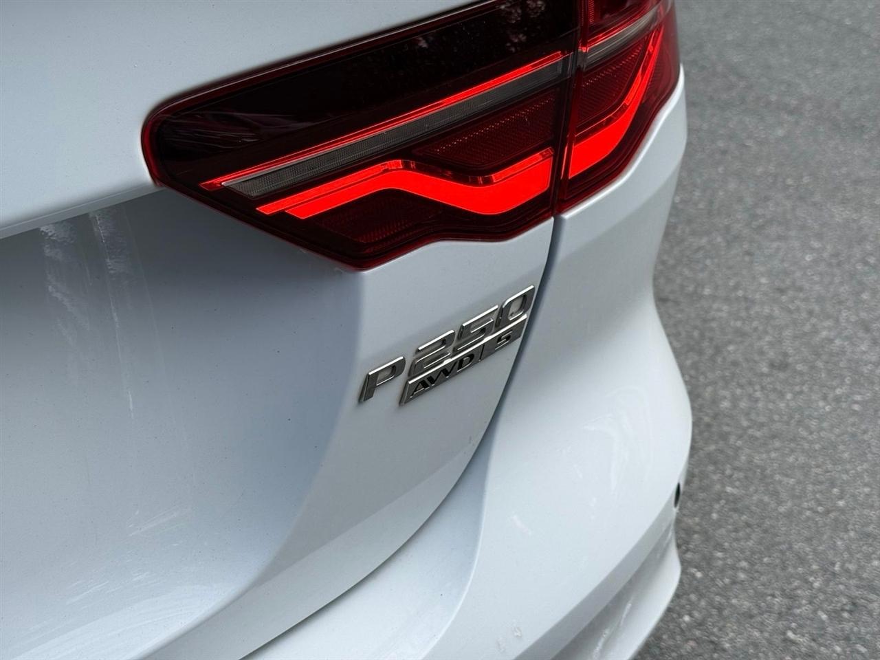 Jaguar XE  2020