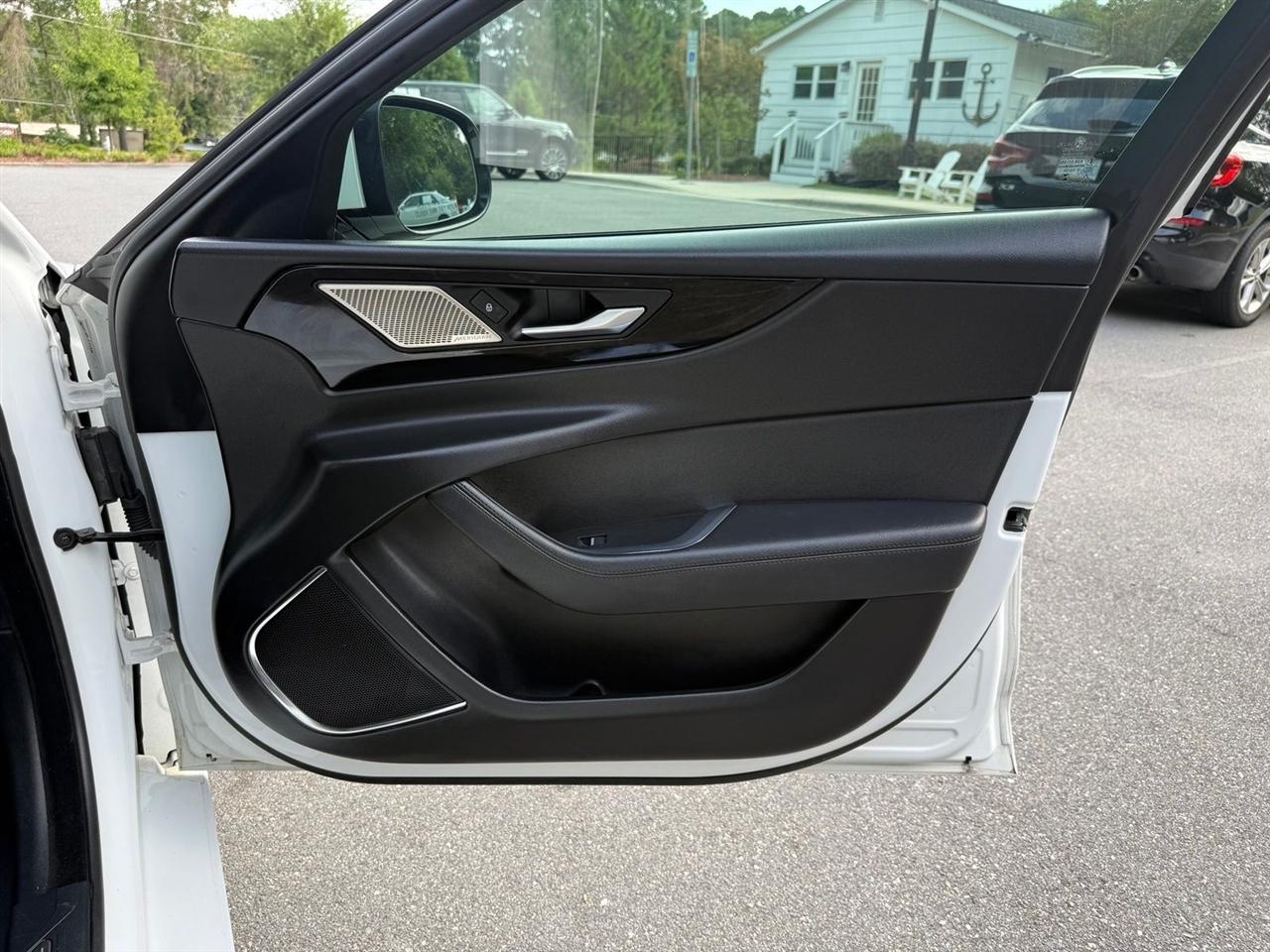 Jaguar XE  2020