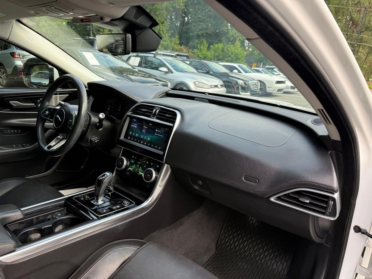 Jaguar XE  2020