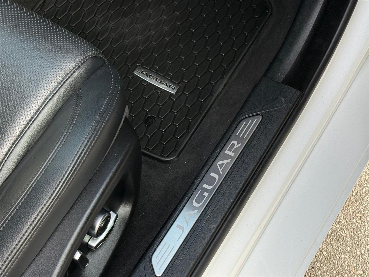 Jaguar XE  2020