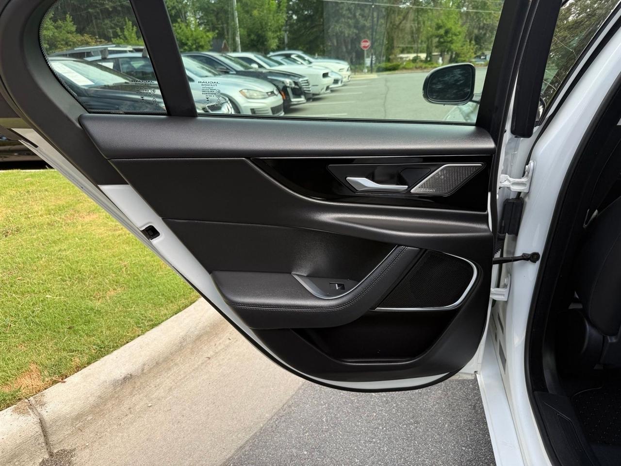 Jaguar XE  2020