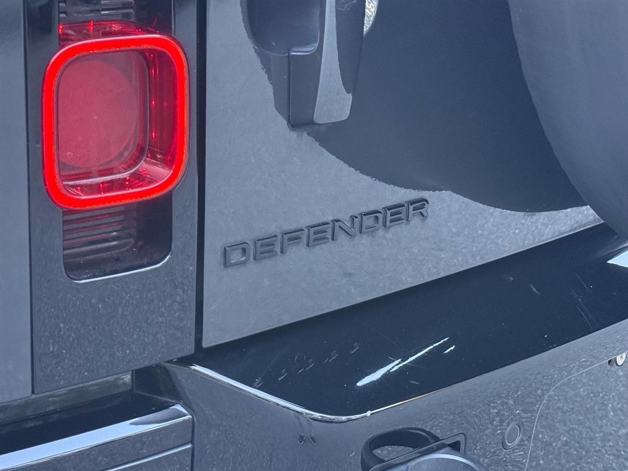 Land Rover Defender  2024