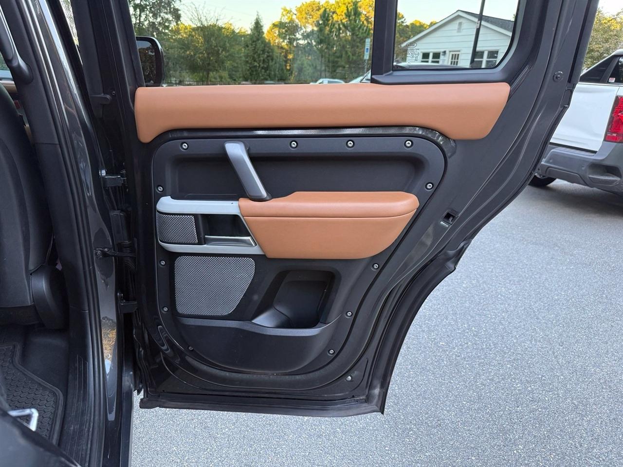 Land Rover Defender  2024