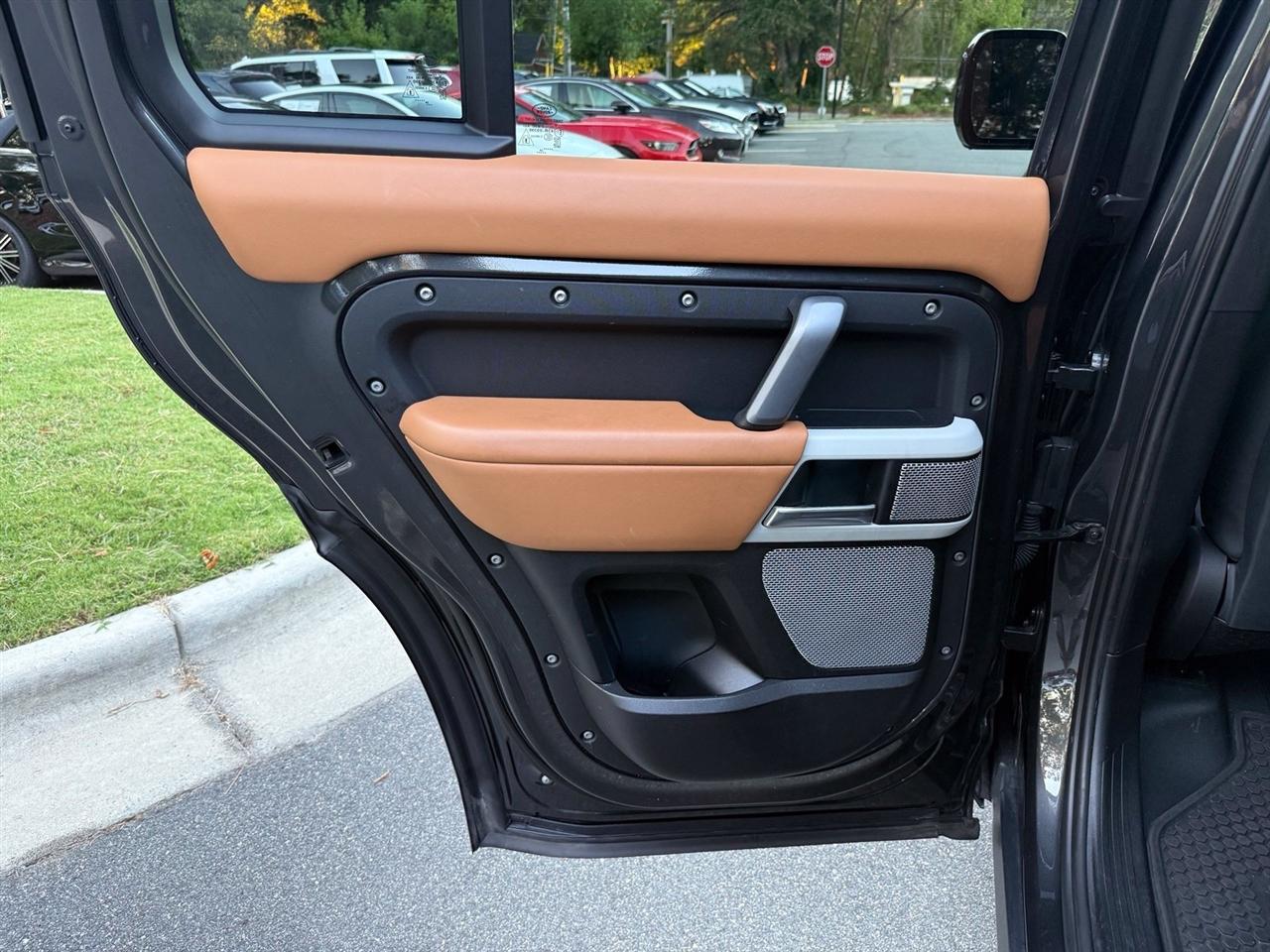 Land Rover Defender  2024