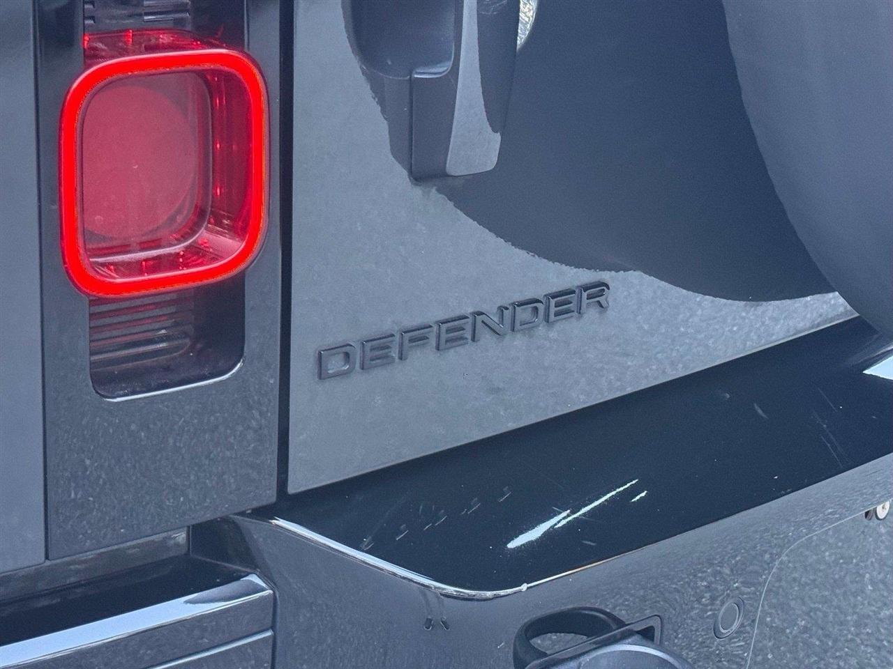Land Rover Defender  2024