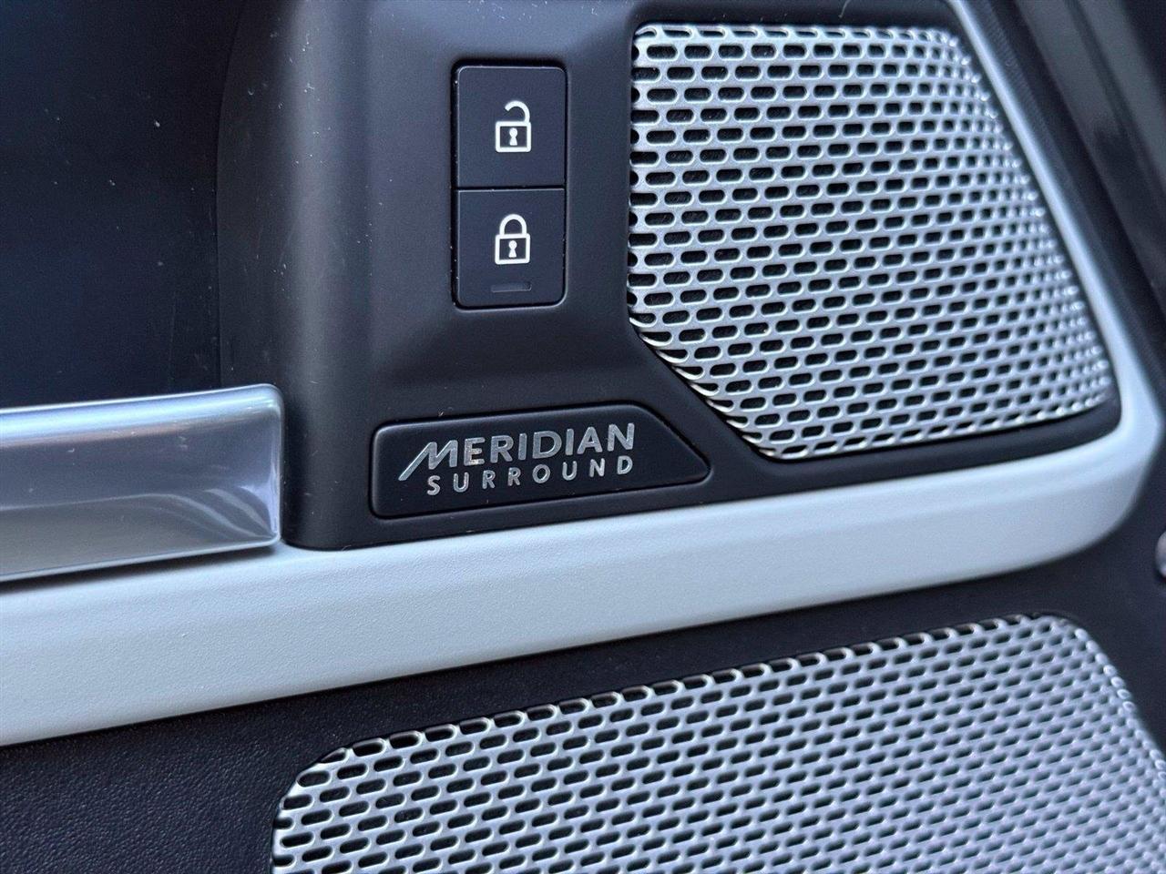Land Rover Defender  2024