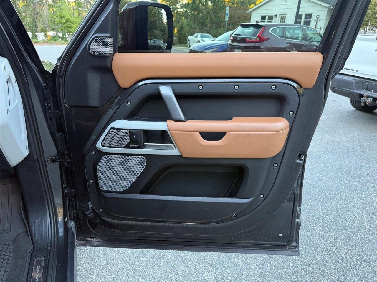 Land Rover Defender  2024