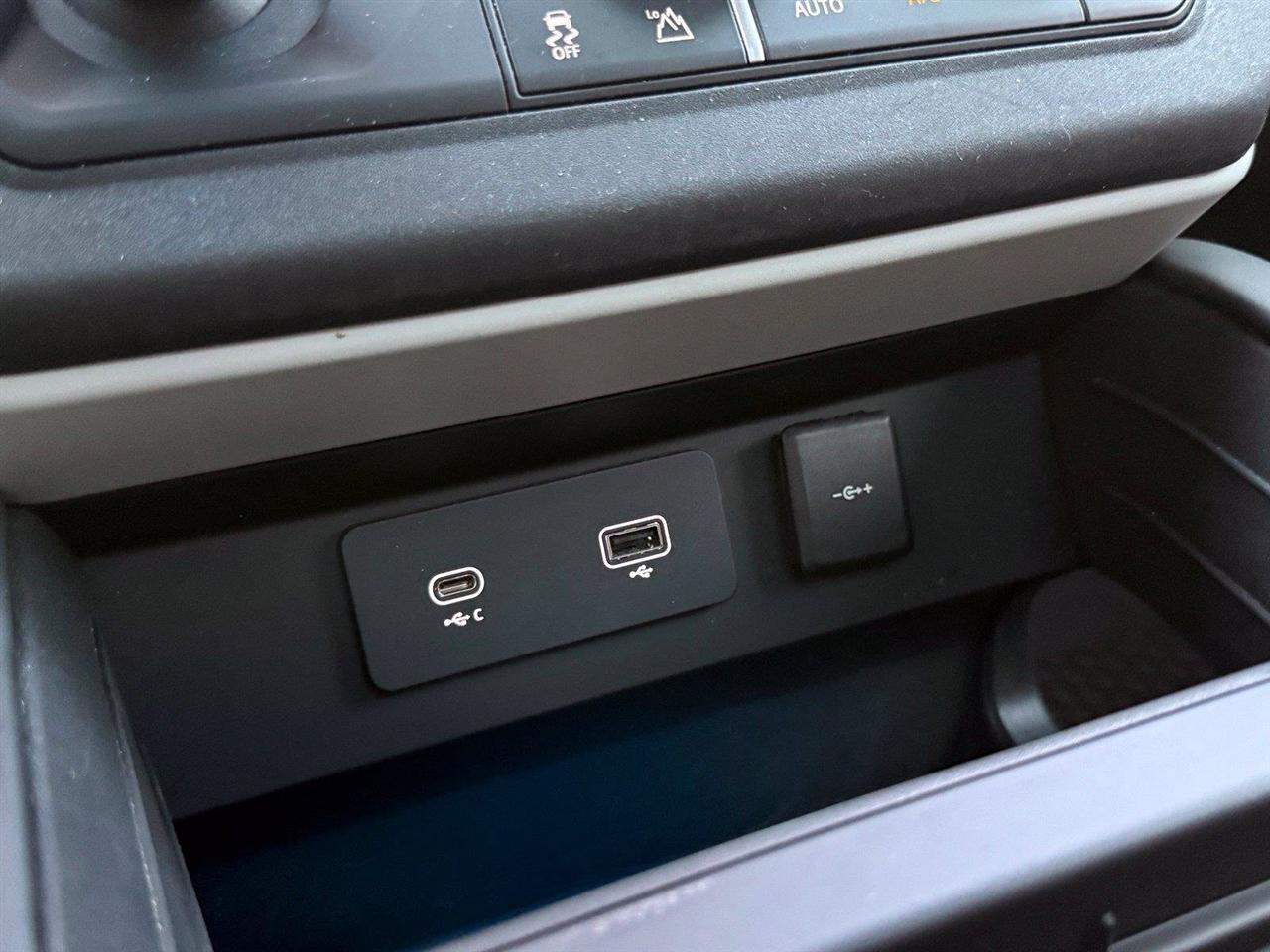 Land Rover Defender  2024