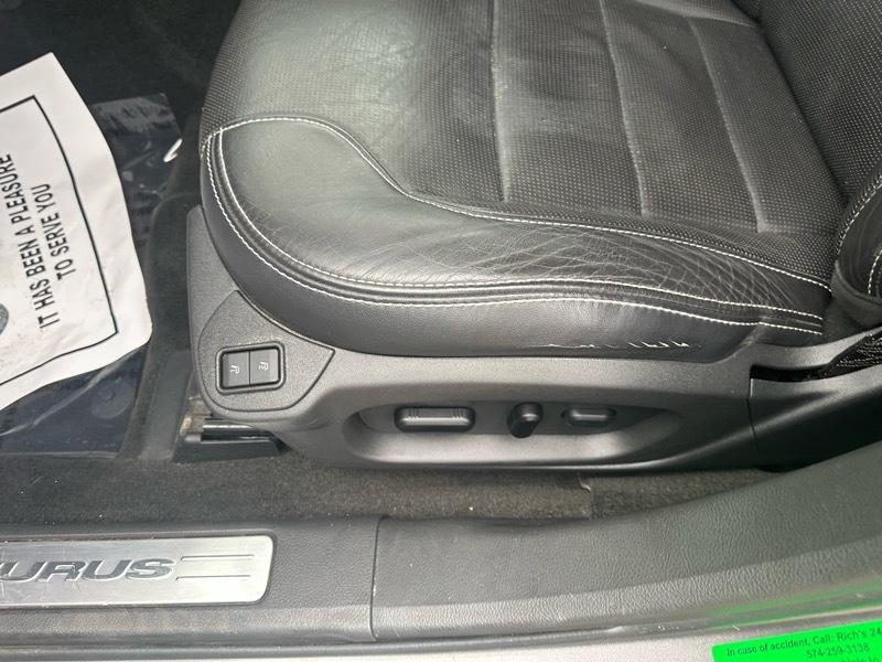 Ford Taurus Limited FWD 2011