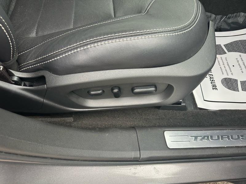 Ford Taurus Limited FWD 2011