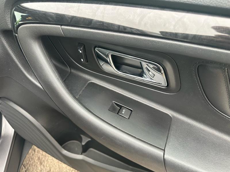 Ford Taurus Limited FWD 2011