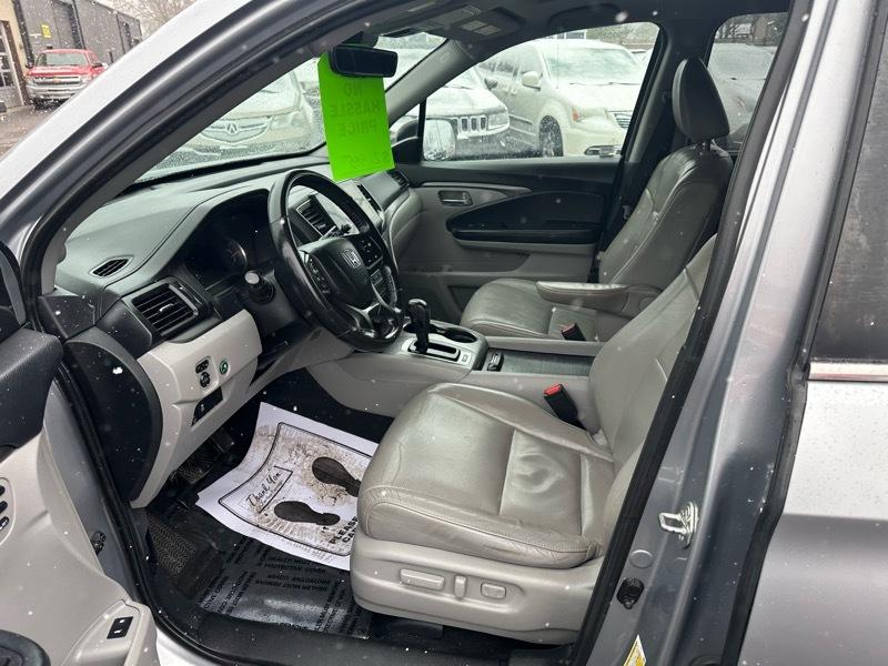 Honda Pilot EX-L w/Navigation and RES AWD 2019