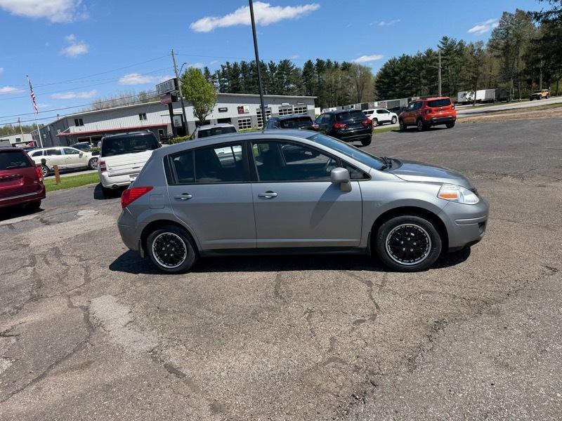 Nissan Versa 1.8 SL Hatchback 2011