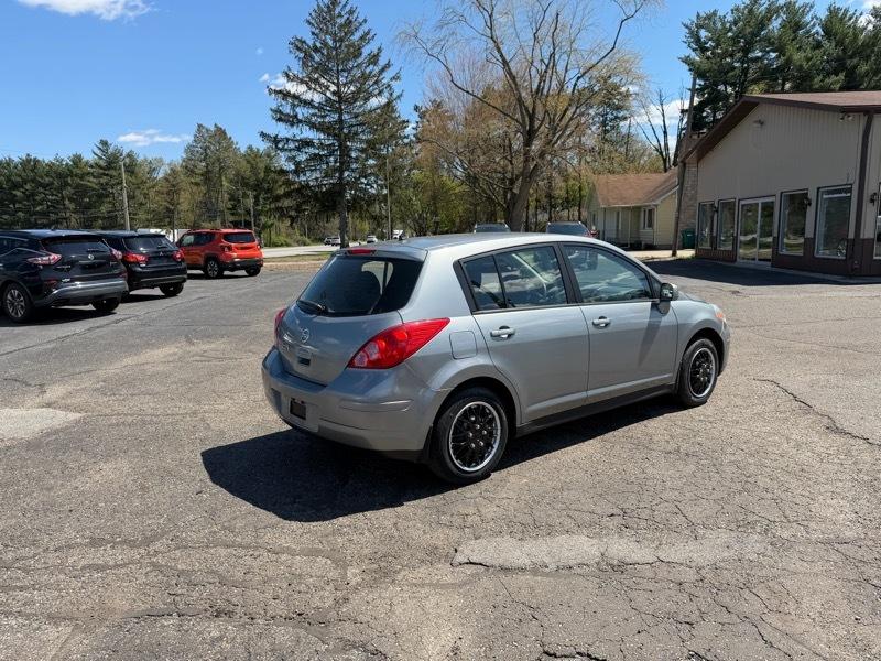 Nissan Versa 1.8 SL Hatchback 2011