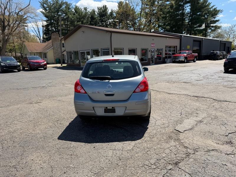 Nissan Versa 1.8 SL Hatchback 2011