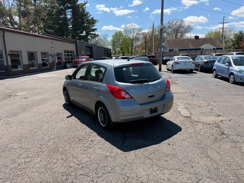 Nissan Versa 1.8 SL Hatchback 2011