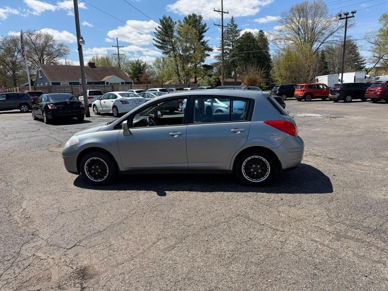 Nissan Versa 1.8 SL Hatchback 2011