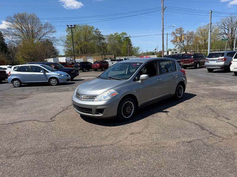 Nissan Versa 1.8 SL Hatchback 2011