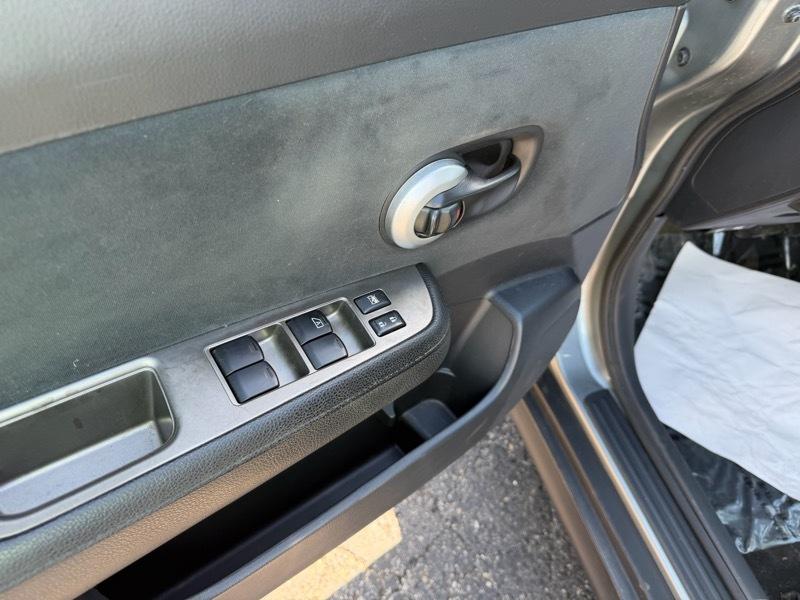 Nissan Versa 1.8 SL Hatchback 2011