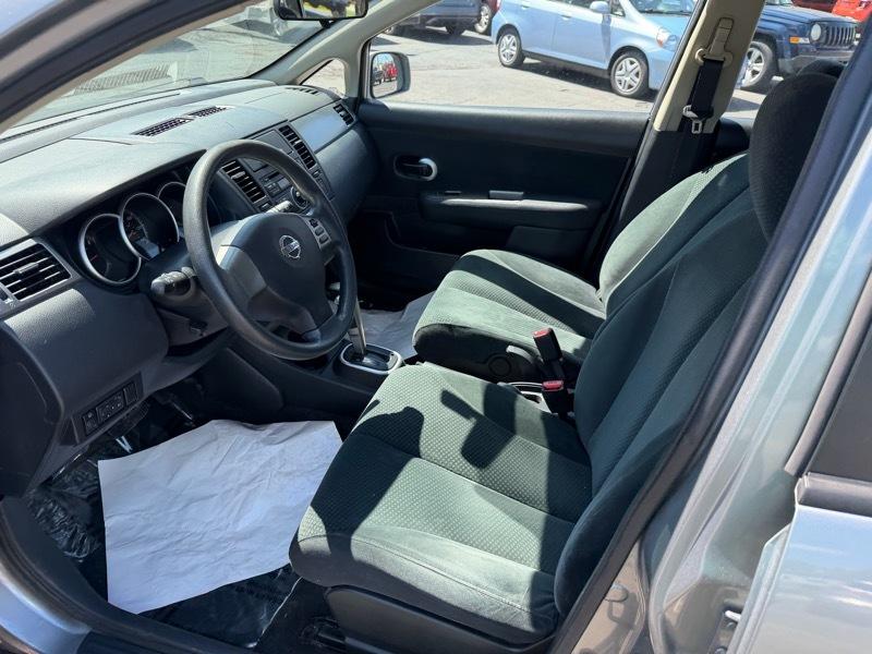 Nissan Versa 1.8 SL Hatchback 2011